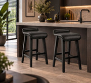 Barstoel Set van 2 – Barkruk - 66,5 cm Zithoogte – Kunstleder & Hout – Zwart