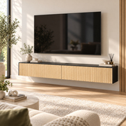 Zwevend TV-Meubel 140 cm – Wandgemonteerde TV-Kast met 2 Klepdeuren – Geribbelde Houtlook – Kabeldoorvoer – Natuurlijk Hout & Zwart